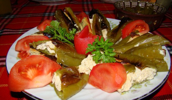 Диетични пълнени чушки с извара и козе сирене