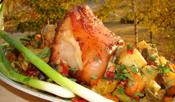 Джолан в гювеч с пъстри есенни зеленчуци