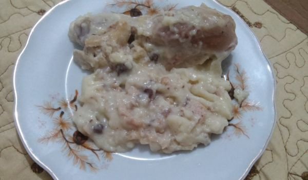 Долно пилешко бутче с бял сос