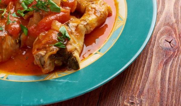 Домашен гювеч с пилешки бутчета