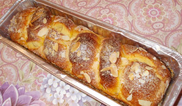 Домашен козунак със стафиди и локум