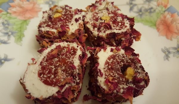 Домашен локум с розови листа