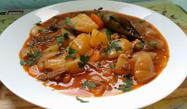 Домашна яхния с патешко и картофи