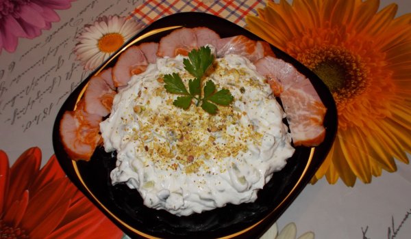 Домашна млечна салата с шамфъстък