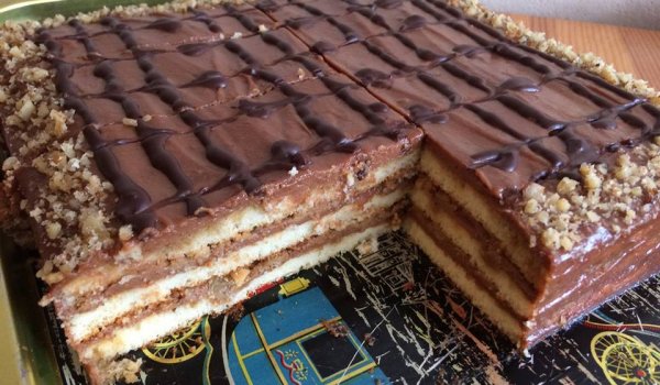 Домашна шоколадова торта с бадемов вкус