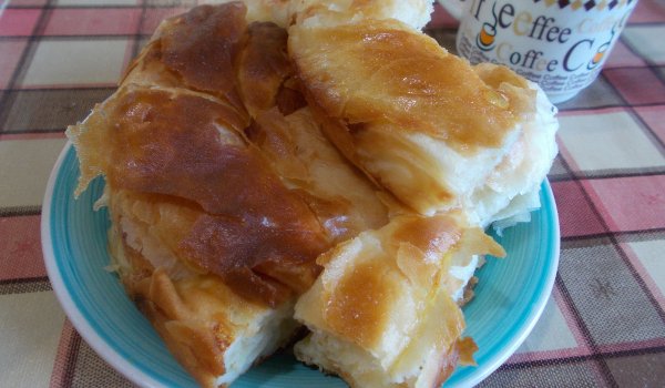 Домашна точена баница с извара и сирене