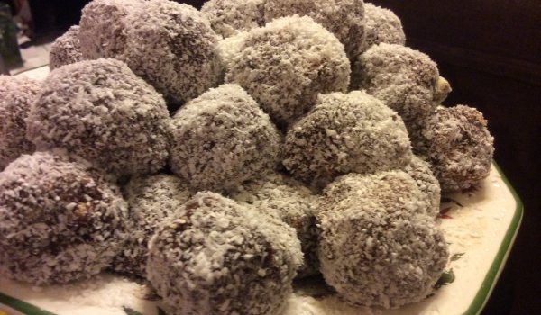 Домашни бонбони от фурми и сурови ядки