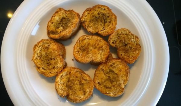 Домашни брускети с чесън, шарена сол и масло