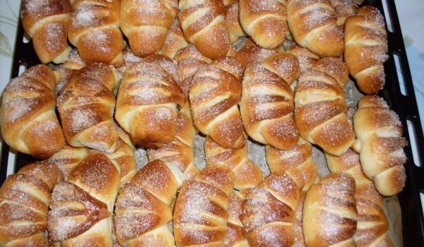 Домашни кифлички с шипков мармалад