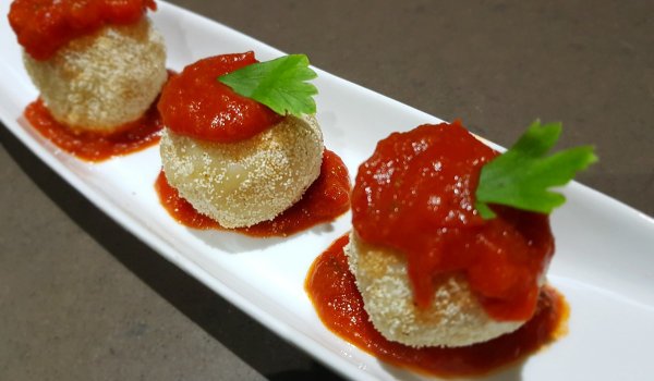 Домашни кнедли с рикота и сос Неаполитана