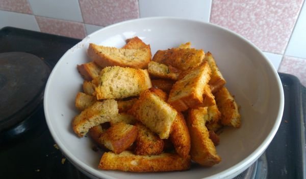 Домашни крутони с чубрица