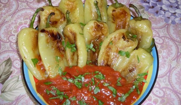 Домашни пържени чушки с доматен сос