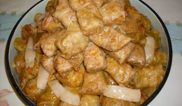 Домашни сарми със кайма и късчета месо