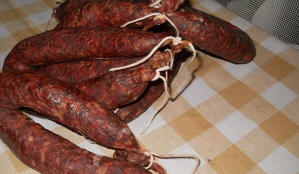 Домашни суджуци с балканска чубрица