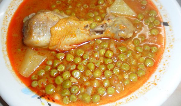 Домашно пиле с млади картофи и грах