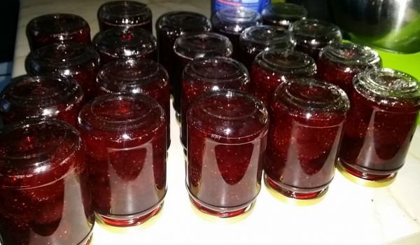 Домашно сладко от ягоди с цели плодчета
