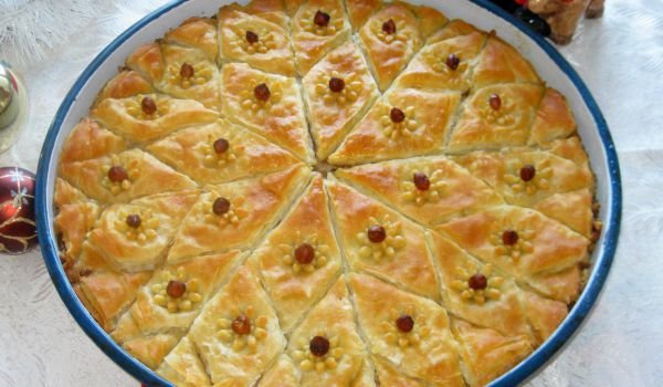 Домашно точена баклава с орехи и лешници