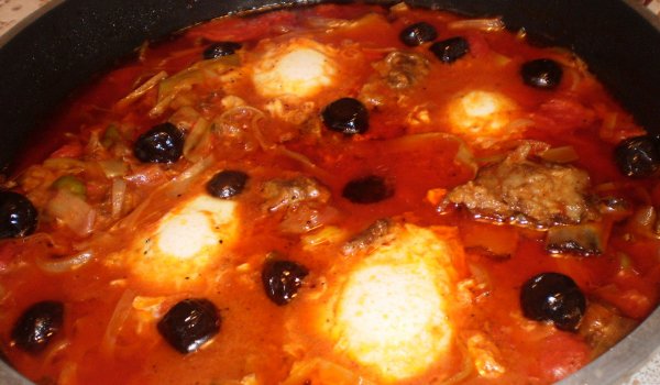 Доматена яхния с ребърца и екстри