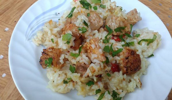 Два вида месо с ориз, зеленчуци и соев сос