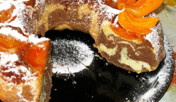 Двуцветен кекс с кайсии и карамел