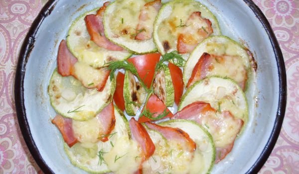 Експресна запеканка от тиквички с пушен врат