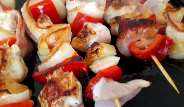 Екзотични пилешки шишчета с ананас и чушки