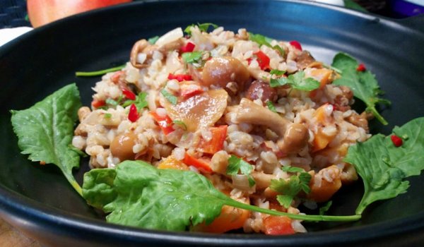 Елда с гъби, лук и моркови