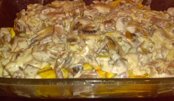 Еленски бут със сметана върху канапе от картофи