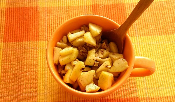 Енергизираща закуска с ябълки, мед, орехи и канела