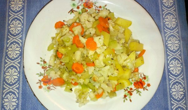 Есенен гювеч с карфиол и тиквички