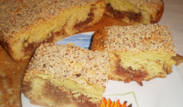Есенен сладкиш със сладко и орехи