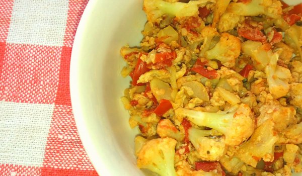 Есенна пърженица с карфиол и босилек