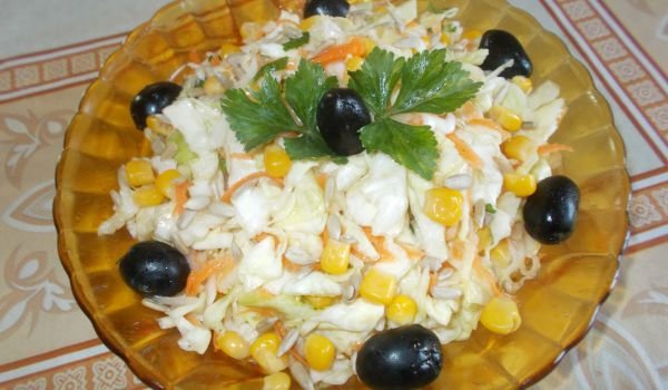 Есенна салата с царевица и слънчогледови семена
