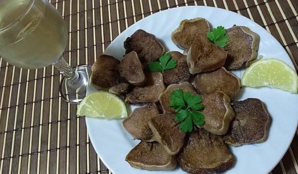 Език с масло и чесън в тиган