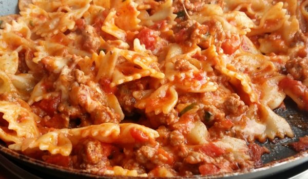 Фарфале с моцарела и наденички