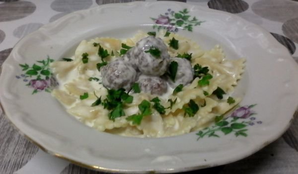 Фарфале със сметанов сос и мини кюфтенца