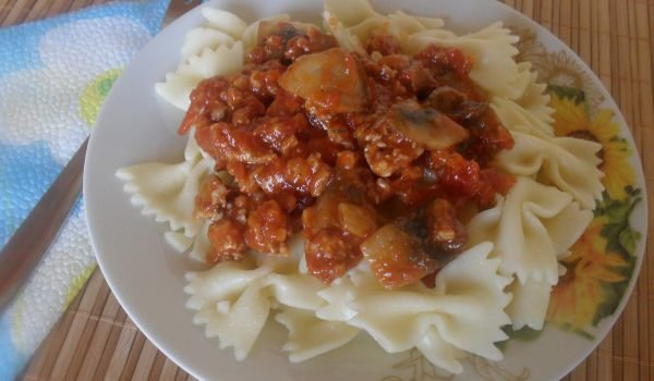 Фарфале със сос от кайма и гъби