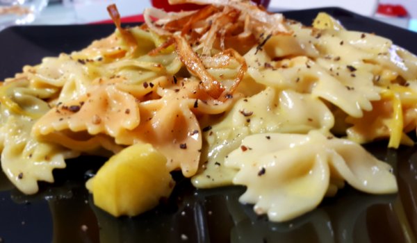 Фарфалини с къри, ябълки и праз