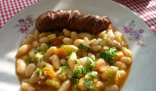 Фасул с наденички и пресни зеленчуци