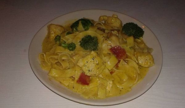 Фетучини с пилешки хапки и броколи