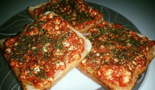 Филийки с доматен сок и сирене