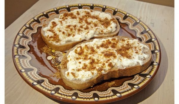 Филийки с кисело мляко и шарена солчица