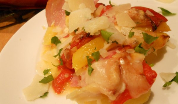 Флан с картофи, печена чушка, моцарела и шунка