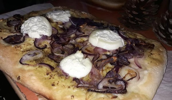 Фокача с карамелизиран лук, свежо сирене и песто