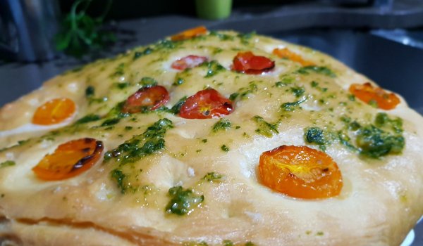 Фокача с мариновани чери домати