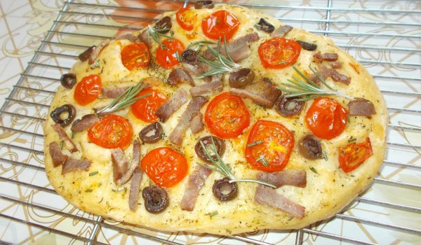 Фокача с маслини, домати и прошуто