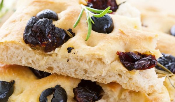 Фокача с маслини, риган и розмарин