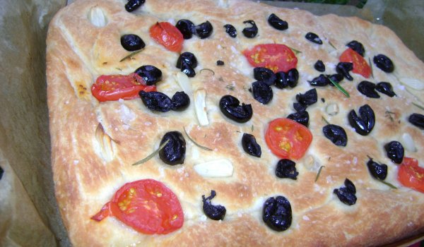 Фокача с розмарин, маслини и чесън