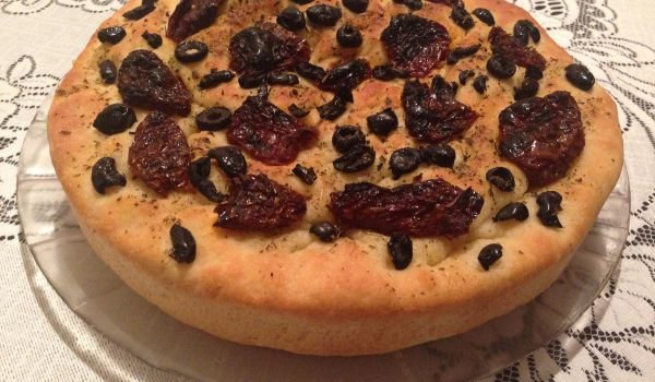 Фокача със сушени домати и маслини