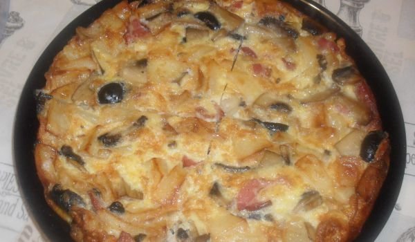 Фритата с картофи, филе, маслини и гъби